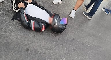 Ters yönden dönüş yapan araç motosikletle çarpıştı: 2 yaralı