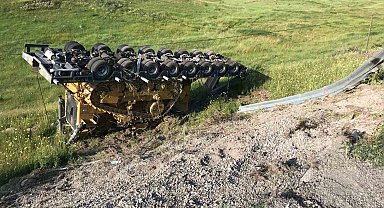 TIR'dan ayrılan dozer yüklü dorse dereye uçtu