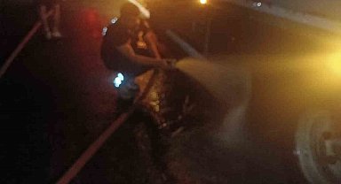 Tırda çıkan yangına itfaiyeden seyir halindeyken müdahale