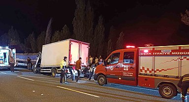 Tırın dorsesine çarpan kamyonetteki bir kişi hayatını kaybetti