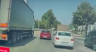 Tırın kör noktasında kalan otomobil, kullanılmaz hale geldi