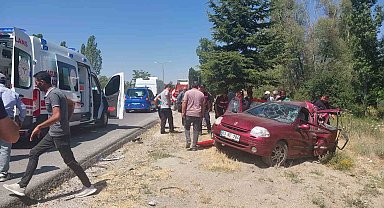 Tırın otomobile çarptığı kazada 1 kişi öldü, 5 kişi yaralandı