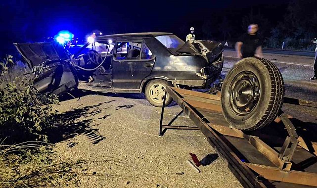 Tofaş'ın arkasına bağlanan aydınlatmasız römork kazaya neden oldu: 2 yaralı