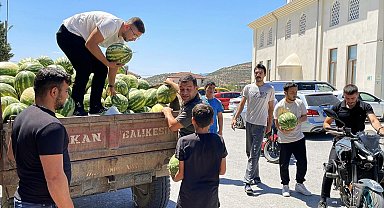 Tonlarca karpuzu satın alarak ücretsiz dağıttı
