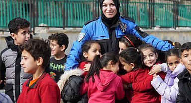 Trabzonlu kadın polis Hakkari'ye veda etti