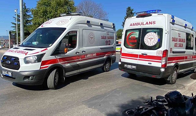 Trafik ışıklarındaki yayaya motosiklet çarptı: Sürücü ve yaya yaralı