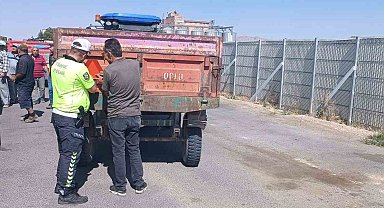 Traktör kazalarını önlemek için römorklara reflektör takıldı