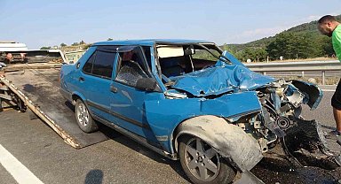 Traktörle çarpışan Tofaş, hurda yığınına döndü: 1 yaralı