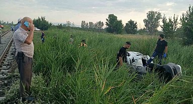 Trenin çarptığı araçta tatile gelen gurbetçi vatandaş öldü