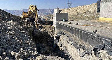 Tünel çevresinde toprak kaydı, 2 işçi göçük altında kaldı