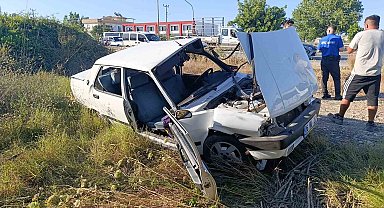 Tur midibüsüyle çarpışan Tofaş hurdaya döndü, sürücü yaralandı