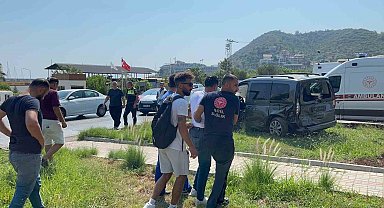 Tur minibüsü ile hafif ticari araç çarpıştı: 2 yaralı