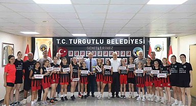 Turgutlu Belediyespor ikincilik kupasını Başkan Akın'la paylaştı