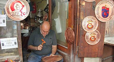 Türkü söyleyerek bakıra şekil veriyor