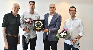 TVF Başkanı Üstündağ'dan, Umut Çakır ve Mert Karatop'a plaket