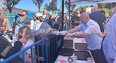 Ümraniye'de Osmangazi Millet Bahçesi'nde vatandaşlara aşure ikram edildi