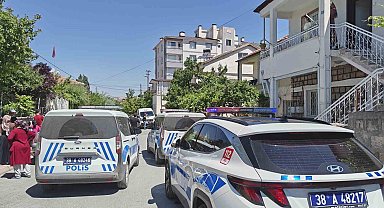 Üvey kızını ağır yaraladıktan sonra intihar etti