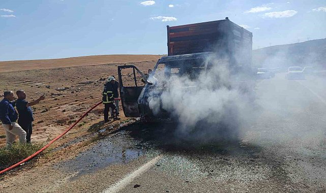Üzerinde traktör römorku bulunan kurtarıcı kamyonet yandı