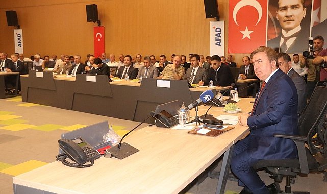 Vali Aydoğdu muhtarlarla toplantıda bir araya geldi