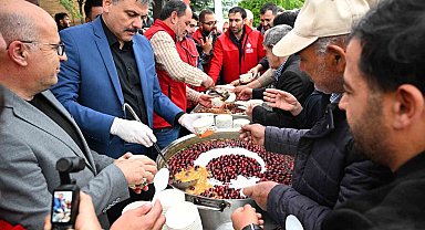 Vali Çiftçi vatandaşlara aşure dağıttı