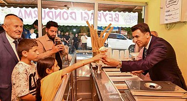 Vali tezgahın başına geçti, çocuklara dondurma doldurup ikram etti