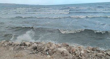 Van Gölü rüzgarla coştu: Dalgalar sahili dövdü