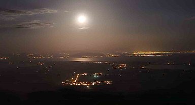 Van Gölü'ne yansıyan dolunay Süphan Dağı'nda hayranlıkla izlendi