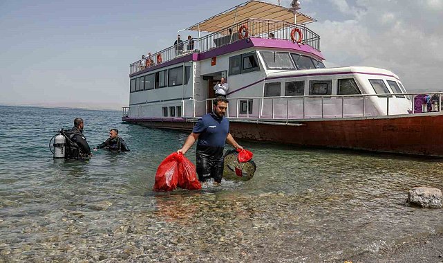 Van Gölü'nün dibinden çıkartılan atıklar pes dedirtti