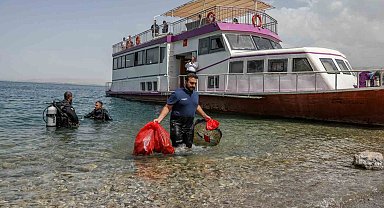 Van Gölü'nün dibinden çıkartılan atıklar pes dedirtti