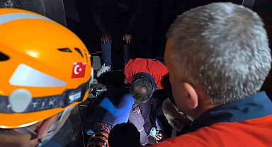 Van'da asansörde mahsur kalan vatandaşlar AFAD tarafından kurtarıldı