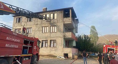 Van'da çatı yangını