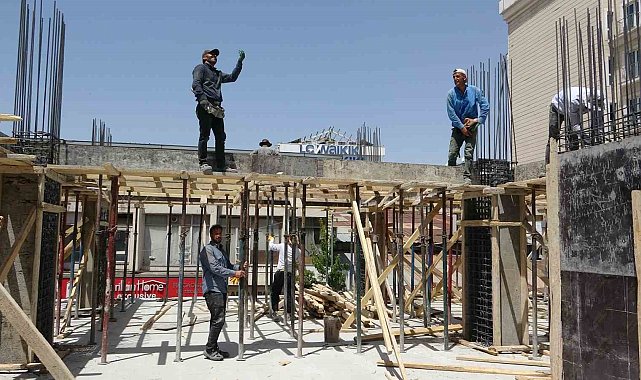 Van'da inşaat işçilerinin sıcakla mücadelesi