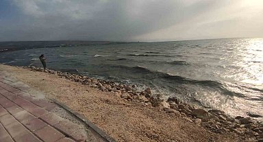 Van'da şiddetli rüzgar: Dalgalar Van Gölü sahilini dövdü