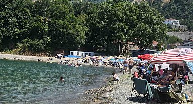 Vatandaşlar sıcak havada deniz keyfi yaşadı