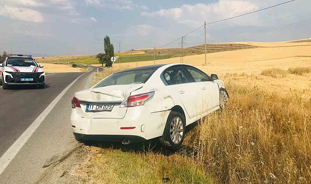 Viraja hızlı giren otomobil karşı yönden gelen iki tıra çarptı, facia kıl payı atlatıldı