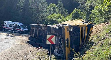 Virajı alamayan talaş yüklü tır devrildi: 2 yaralı