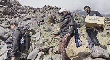 Yabancı turistler Ağrı Dağı'nda çevre temizliği yaptı