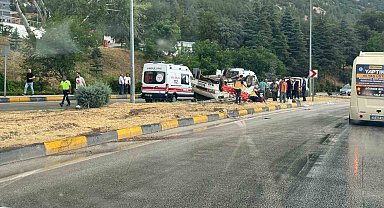 Yağmur nedeniyle kayganlaşan yolda minibüs devrildi: 1'i ağır 9 kişi yaralandı