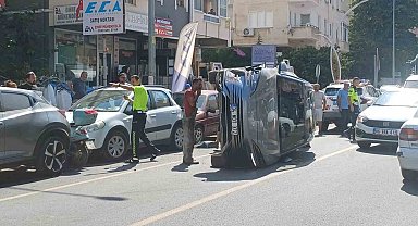 Yalova'da SUV tipi araç park halindeki iki otomobile çarparak devrildi