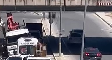 Yalova'da vinç alt geçitte sıkıştı