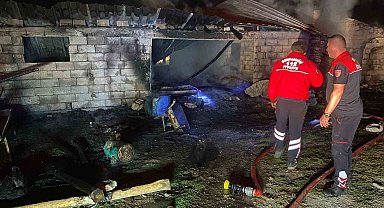 Yalvaç'ta besihane yangını: 14 küçükbaş hayvan ve 50 hindi telef oldu