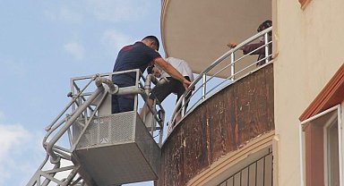 Yangın merdiveni alev aldı; 5 kişi hastaneye kaldırıldı