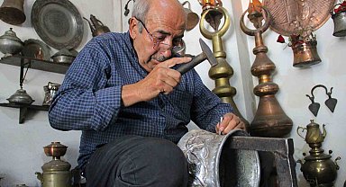 Yarım asırlık usta çekiciyle bakırı işleyerek sanata dönüştürüyor