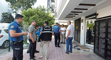Yaşadığı dairede boğazı kesilmiş olarak bulundu