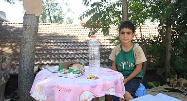 Yaşı küçük diye sanayiye alınmayan çocuk, su satarak bisiklet parasını biriktiriyor