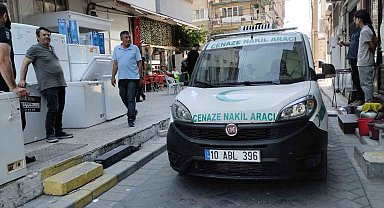 Yaşlı adam, binanın teras katındaki demirlerde asılı bulundu