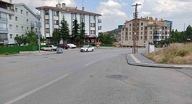 Yaşlı kadın drift atan aracın altında kalmaktan son anda kurtuldu