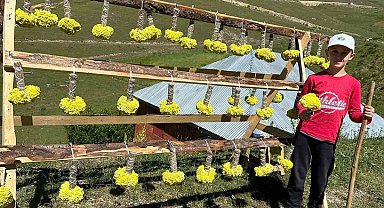 Yaylada çiçek satarak harçlıklarını kazanıyorlar