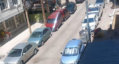 Yenimahalle'de toplanmayan çöplere mahalle sakinleri tepki gösterdi