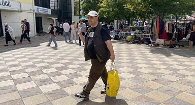 Yıllardır sokak sokak dolaşıp kaset satmaya çalışıyor